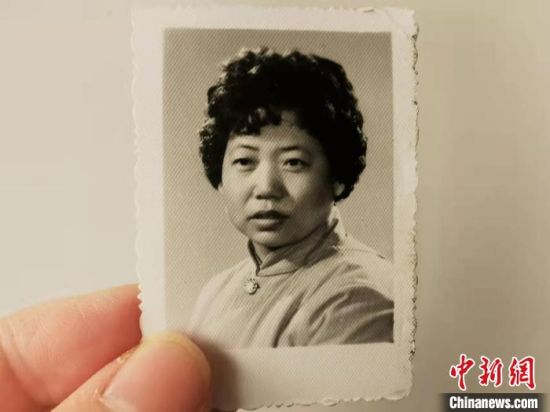 圖為20世紀80年代，蘭州照相館拍攝的人物肖像照，如今仍然有很多人選擇拍攝這樣的照片留作紀念。　王牧雨 攝
