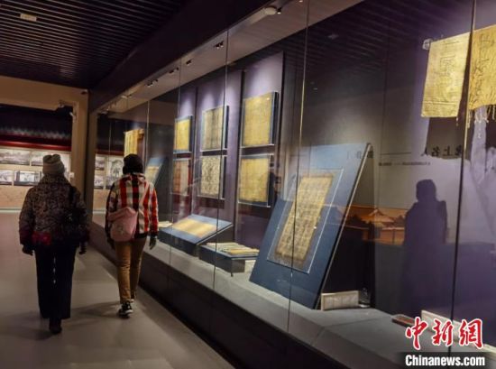 圖為蘭州市民參觀博物館展品。　徐雪 攝