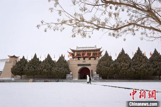 圖為2月17日，游人在鳴沙山月牙泉景區(qū)內(nèi)體驗大漠雪景?！《鼗褪形穆镁止﹫D