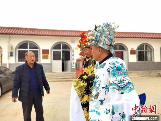 圖為69歲的“苦水高高蹺”國家級傳承人巨海全(左一)，叮囑徒弟們高高蹺練習(xí)技巧要領(lǐng)。　閆姣 攝