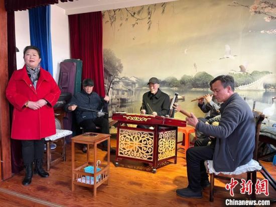 圖為蘭州鼓子表演者王常玉登臺(tái)演唱，她是這項(xiàng)入列國(guó)家級(jí)非物質(zhì)文化遺產(chǎn)的曲藝表演者中，為數(shù)不多的女演員?！堨下?攝