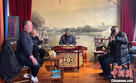 圖為蘭州鼓子愛好者在傳習(xí)所內(nèi)互相搭檔上臺(tái)演出?！堨下?攝