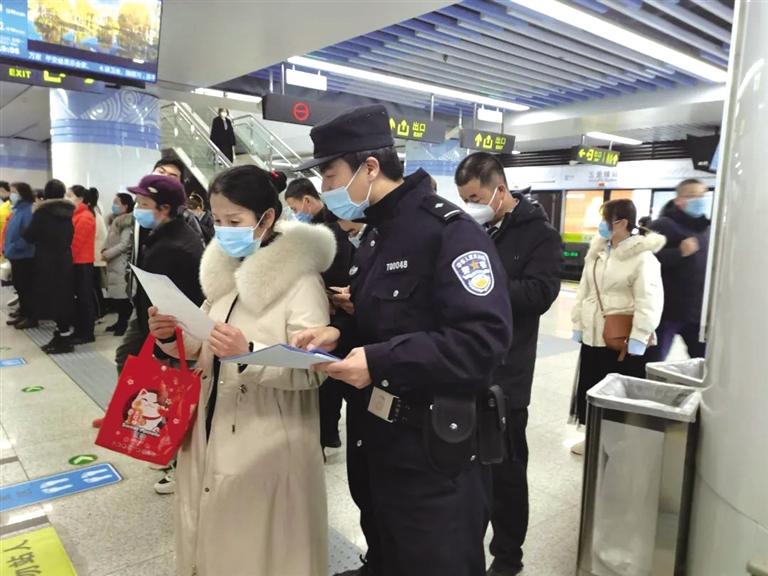 講解詐騙套路 普及“斷卡”常識 蘭州城關(guān)公安分局、交通治安分局聯(lián)合反詐宣傳進地鐵
