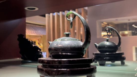 圖為酒泉夜光杯廠里陳列的夜光杯茶藝文化產(chǎn)品——精品懸環(huán)玉壺。王牧雨