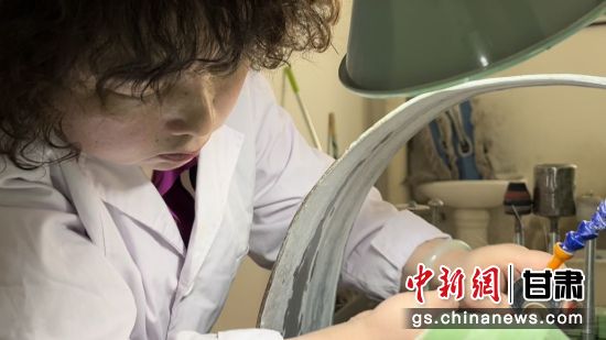 夜光杯制作學(xué)徒謝小琴坦言，雖工作枯燥，但是能夠掌握國家級非遺技藝是很自豪的。王牧雨 攝