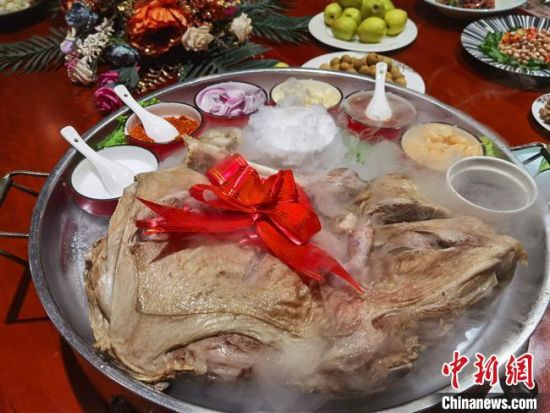 圖為酒泉美食“漢蒸全羊”?！●T志軍 攝