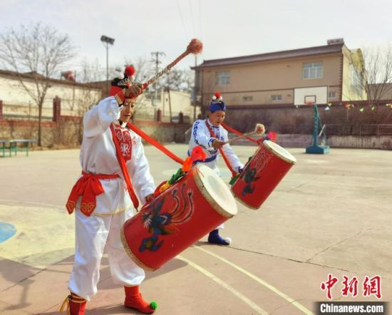 圖為劉玉均(右一)身穿青花服與隊員一起練習動作?！堟?攝