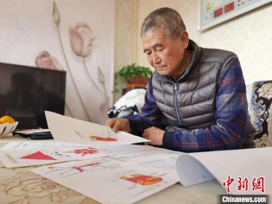 圖為陸鵬飛向記者展示多年帶隊的手寫筆記?！堟?攝