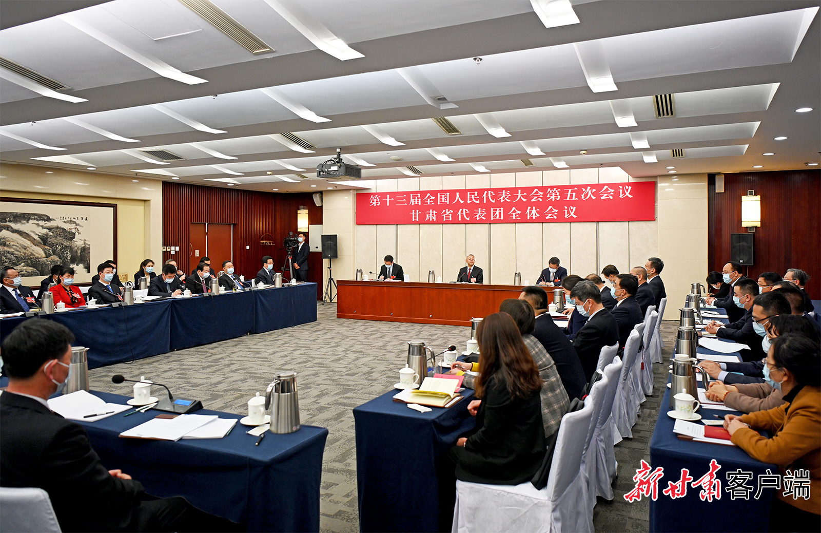 甘肅代表團(tuán)舉行全體會(huì)議，尹弘主持并講話