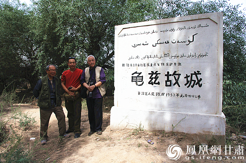 庫車是古代龜茲語，意為“龜茲人的城”，乃絲綢之路重鎮(zhèn)。2016年，蘇朗（右）、文巖（左）等藝術家前往庫車龜茲故城遺址采風。楊文遠 攝