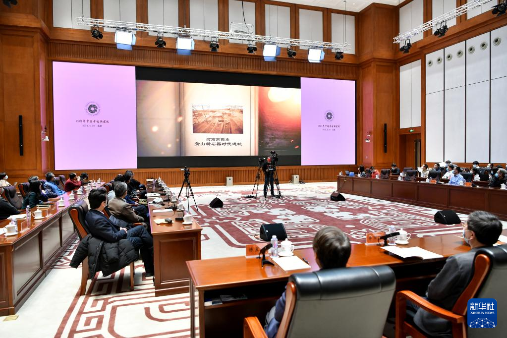 3月18日，在“中國社會(huì)科學(xué)院考古學(xué)論壇·2021年中國考古新發(fā)現(xiàn)”上，參會(huì)人員觀看宣傳視頻。