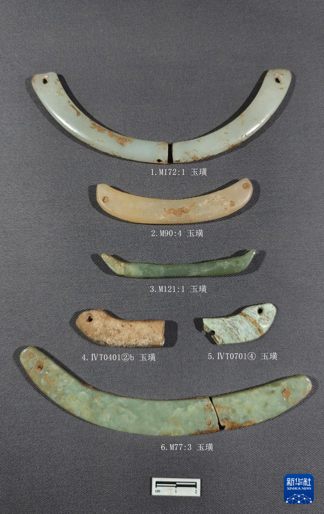 河南南陽市黃山新石器時(shí)代遺址出土的屈家?guī)X文化玉璜（資料圖）。