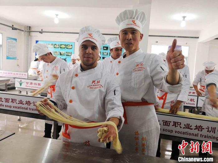 圖為外國(guó)留學(xué)生學(xué)習(xí)牛肉面的制作。(資料圖) 史靜靜 攝