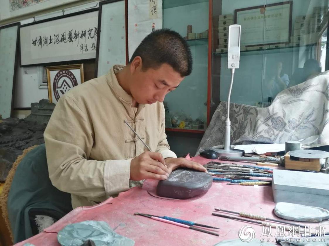 洮硯制作技藝第六代傳人、國(guó)家藝術(shù)基金資助青年藝術(shù)家、正高級(jí)洮硯雕刻藝術(shù)師李江平十年如一日專注于洮硯制作 圖源自網(wǎng)絡(luò)