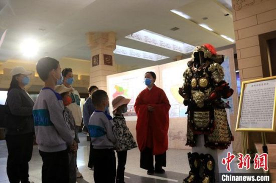 該“唐朝明光鎧”吸引游人圍觀，盡顯中國古代工匠獨特設計和傳統(tǒng)甲胄文化的魅力?！垥粤?攝