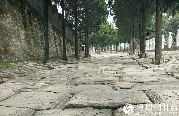司馬遷祠的山崗下面有一段司馬古道，石條為北宋時(shí)鋪設(shè)，歷經(jīng)800余年的雨水沖刷、風(fēng)化、人走車(chē)碾，石條上的車(chē)轍印是這里曾經(jīng)繁華的歷史見(jiàn)證，又好像昭示太史公一生的坎坷與悲壯。楊文遠(yuǎn) 攝