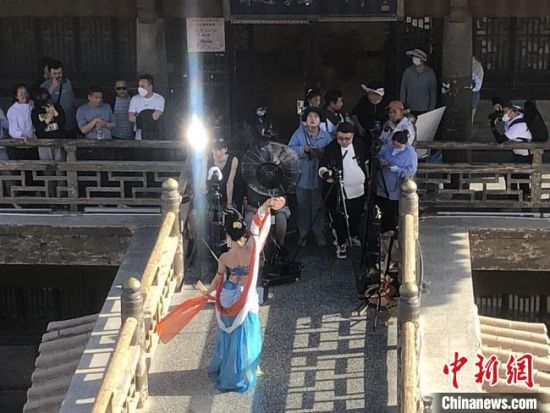圖為5月以來，“奧大?！敝辈ガF(xiàn)場(chǎng)引游客圍觀?！《鼗褪形麄鞑抗﹫D