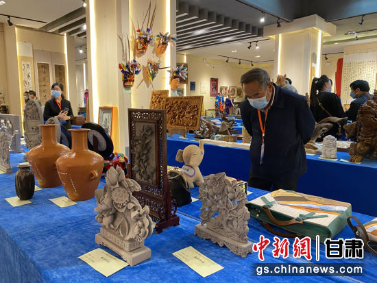 來自全省的近800件作品進入專家評審環(huán)節(jié)，作品涵蓋雕塑雕刻、漆器、工藝花畫等多個類別。徐雪 攝