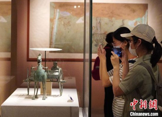 圖為參觀者參觀“大道攸歸：五涼文化展”展陳文物?！【琶赖┰?攝