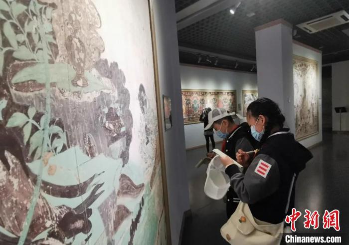 圖為學(xué)生參觀敦煌藝術(shù)館。(資料圖) 蘭州大學(xué)附屬學(xué)校供圖