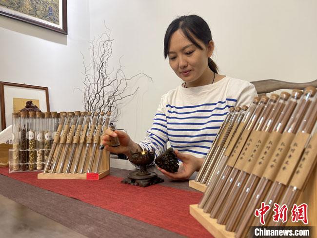 圖為魯雯展示燃香禮儀。　高瑩 攝