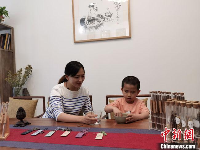 圖為魯雯為小學(xué)員授課和培訓(xùn)?！●T志軍 攝