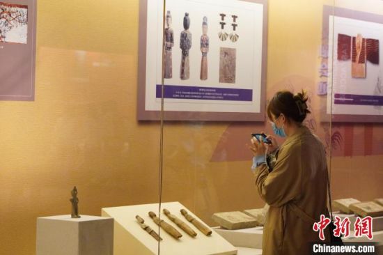 圖為游客在博物館內(nèi)有序參觀，感受五涼文化。　九美旦增 攝