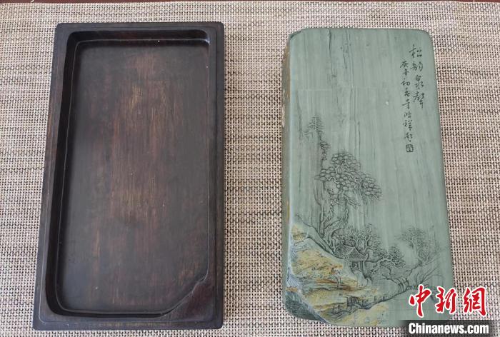 圖為甘肅甘南州洮硯藝人為提升洮硯文化內(nèi)涵，制作“一盒一拓”成品展示。(資料圖) 張婧 攝