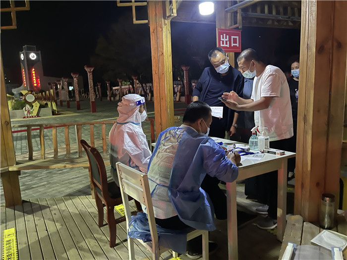 臨夏州紀(jì)委監(jiān)委督查組在廣河縣高速路口監(jiān)督檢查疫情防控措施落實情況。.jpg