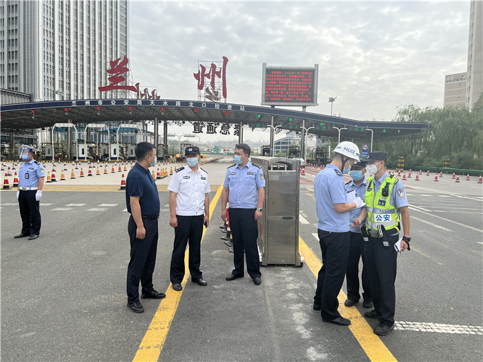 7月13日，蘭州市紀(jì)委監(jiān)委第四監(jiān)督檢查室聯(lián)合市紀(jì)委監(jiān)委派駐市公安局紀(jì)檢監(jiān)察組檢查環(huán)蘭檢查站疫情防控措施落實(shí)情況。.jpg