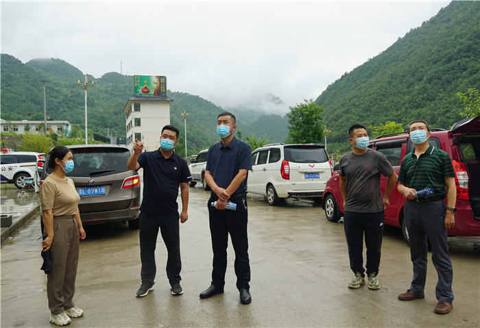 7月13日，隴南市徽縣紀(jì)檢監(jiān)察干部到嘉陵火車站督查疫情防控工作。張麗娟 攝.JPG