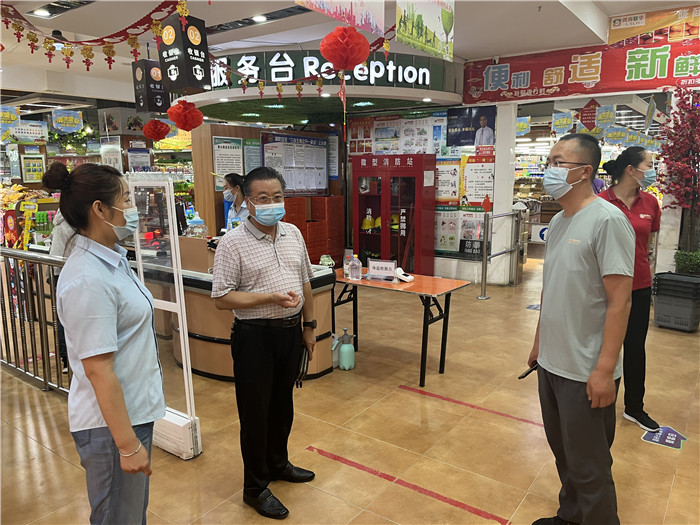 7月15日，酒泉市玉門(mén)市疫情防控督查組在隴商聯(lián)華超市監(jiān)督檢查疫情防控措施落實(shí)情況。 .jpg