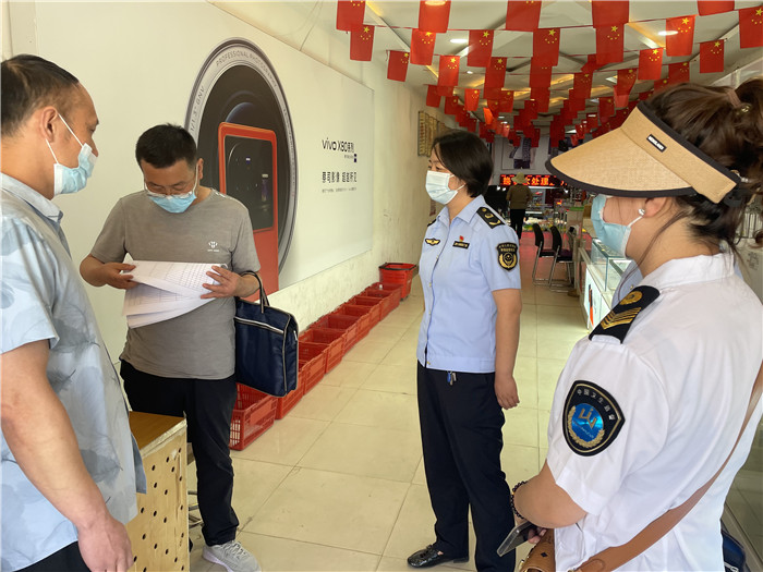 7月20日，定西市漳縣紀(jì)委監(jiān)委駐縣衛(wèi)生健康局紀(jì)檢監(jiān)察組抽調(diào)縣市場(chǎng)監(jiān)管局、衛(wèi)建局工作人員,深入新寺鎮(zhèn)萬(wàn)家超市查看人員出入登記、環(huán)境消殺等。 蔣湘濤 攝.jpg