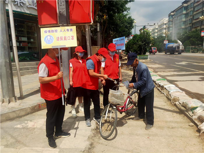 7月21日，定西市通渭縣紀(jì)委監(jiān)委機(jī)關(guān)志愿者在城區(qū)開(kāi)展“不聚集、戴口罩”志愿活動(dòng)。.jpg