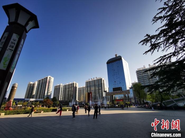 2020年7月12日，甘肅省定西市隴西縣城廣場(chǎng)，居民在晨練。(資料圖) 殷春永 　攝
