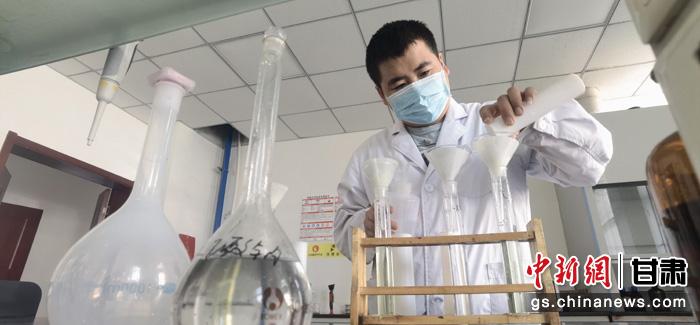 圖為甘肅科技集團(tuán)化工研究院有限責(zé)任公司工作人員正在做實驗。魏建軍 攝