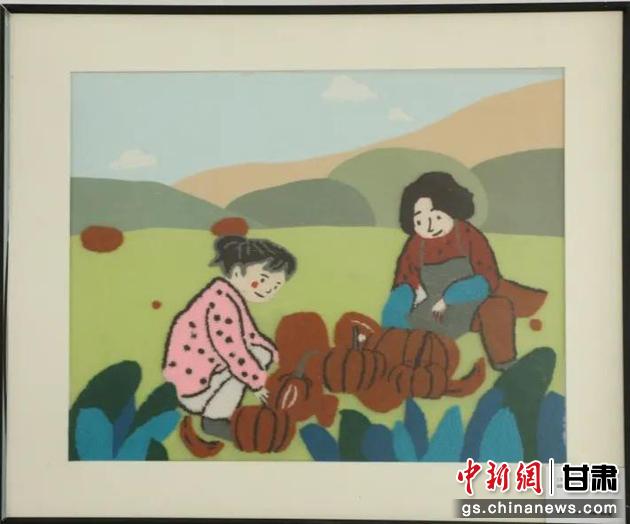 嘉峪關(guān)市新城鎮(zhèn)新城村農(nóng)業(yè)產(chǎn)業(yè)園區(qū)內(nèi)，母女兩人在摘南瓜。刺繡 馬艾米乃 繡稿 敬紅霞