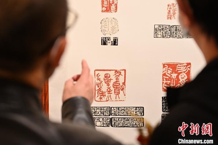 圖為甘肅蘭州，參展作品吸引參觀者。 中新社記者 李亞龍 攝