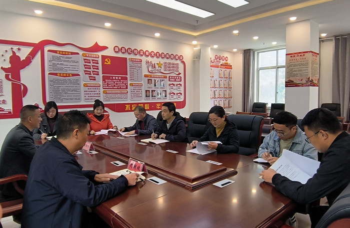 10月19日，康縣紀(jì)委監(jiān)委組織部分班子成員，辦公室、信訪室、案管室、審理室、紀(jì)檢監(jiān)察室等相關(guān)工作人員開展黨的二十大報(bào)告專題討論。.jpg