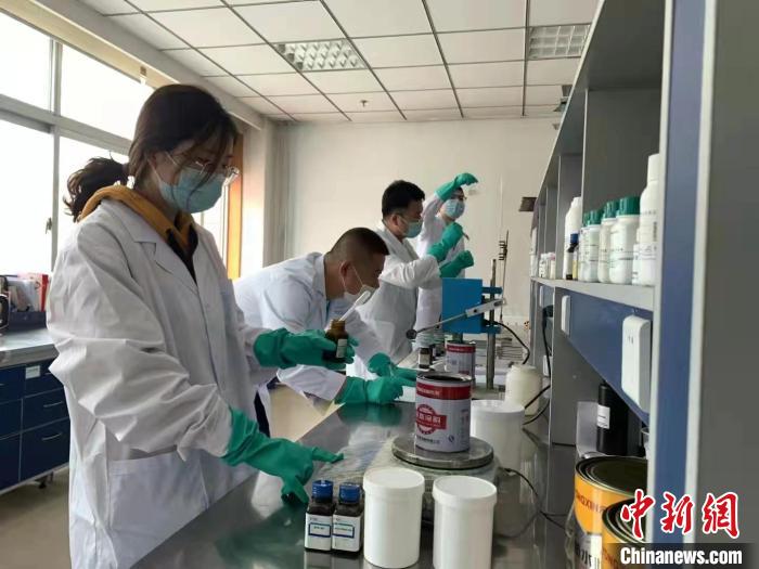 圖為肖菲(前一)帶領(lǐng)團隊研發(fā)水性涂料。(資料圖) 受訪者供圖