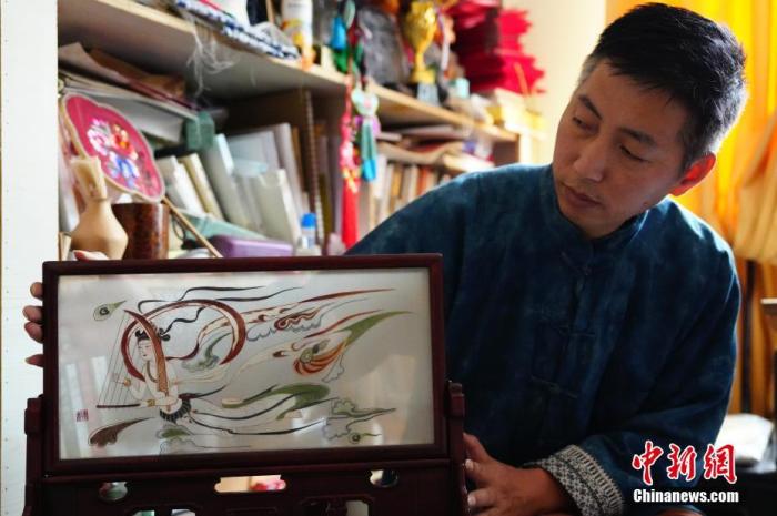 圖為劉云帆展示敦煌元素的刺繡作品。 中新社發(fā) 謝秉錫 攝