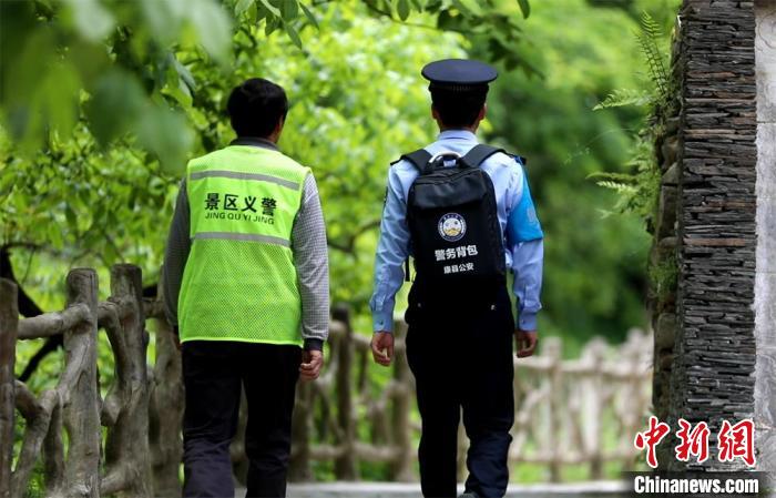 圖為民警背警務(wù)小包在轄區(qū)景區(qū)開(kāi)展工作。(資料圖) 甘肅省公安廳供圖