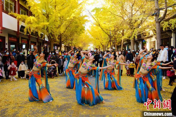 圖為秦州區(qū)文旅局組織的舞蹈隊帶來的舞蹈《絲路》?！∏刂輩^(qū)委宣布供圖