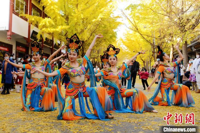 圖為秦州區(qū)文旅局組織的舞蹈隊帶來的舞蹈《絲路》?！∏刂輩^(qū)委宣布供圖