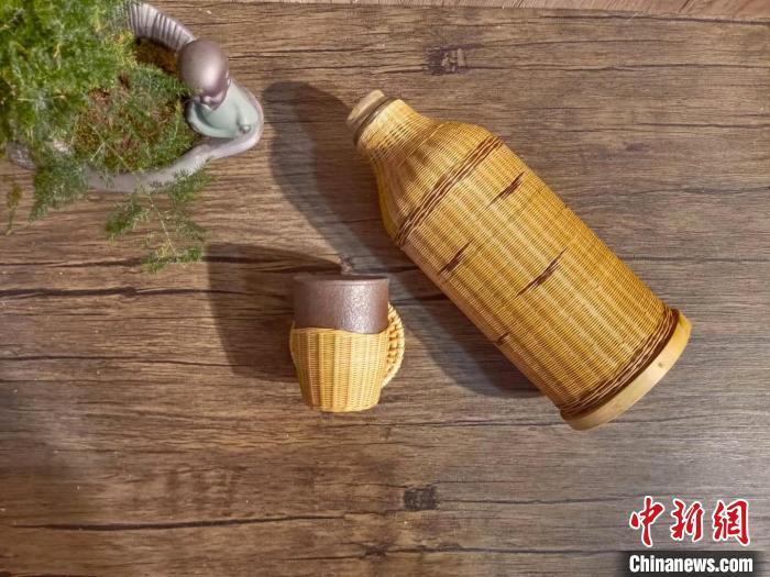 圖為竹編暖壺套。(資料圖) 甘肅省非遺保護(hù)中心供圖