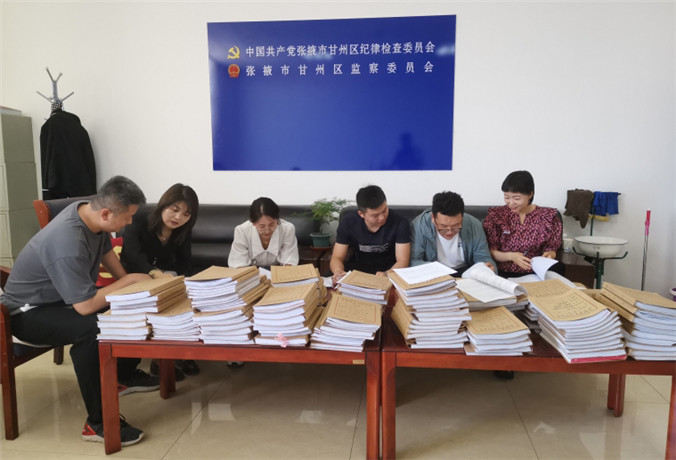 甘州區(qū)紀(jì)檢監(jiān)察干部會(huì)同財(cái)政、審計(jì)工作人員開(kāi)展玉米制種款管理使用清查工作.jpg