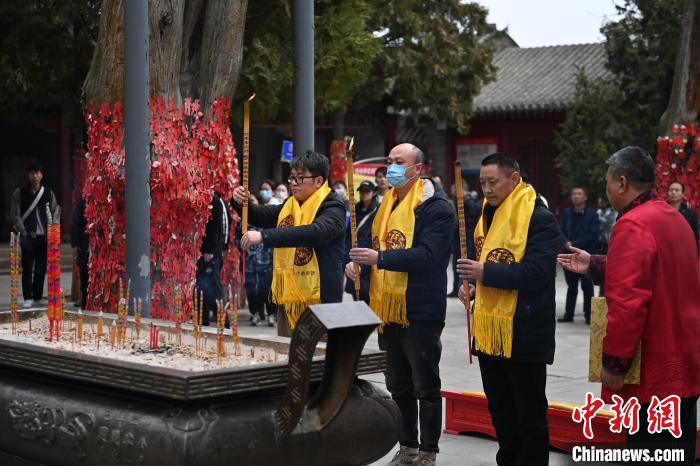 在甘肅天水市伏羲廟內(nèi)，參祭者雙手持香，祭拜人文始祖伏羲。　李亞龍 攝