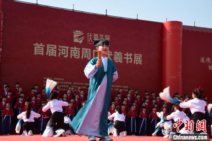 圖為學(xué)生們?cè)陂_(kāi)幕式上誦讀經(jīng)典?！×赫赵?攝