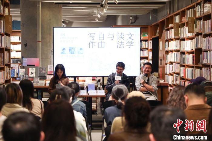 《至少還有文學(xué)》推出：在今天，我們?yōu)槭裁催€需要文學(xué)？