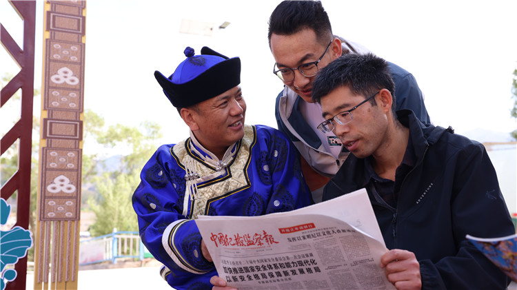 2023年6月8日，甘肅省張掖市肅南裕固族自治縣紅灣寺鎮(zhèn)紀委工作人員在一小區(qū)廉政文化主題廣場與社區(qū)居民拉家常，宣傳廉潔知識，共話廉潔文化.jpg